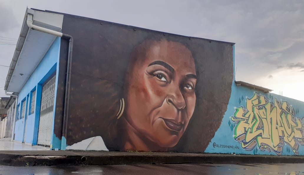 Atriz Zezé Motta elogia graffiti de artista local