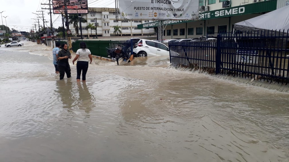 Forte chuva destrói abrigo para imigrantes e alaga ruas em Manaus
