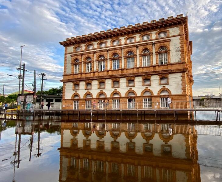 Cheia histórica remodela pontos históricos, em Manaus; Veja Fotos