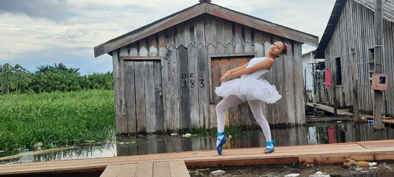 Bailarina ‘dança’ em pontes de madeira sobre o rio, durante cheia histórica