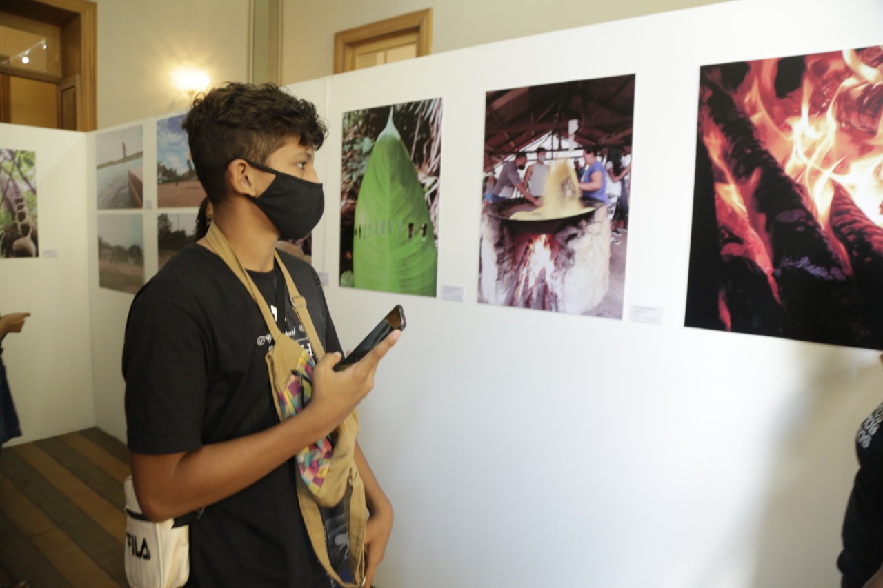 Exposição fotográfica “Olhares Tumbira” está em exibição no Palácio da Justiça