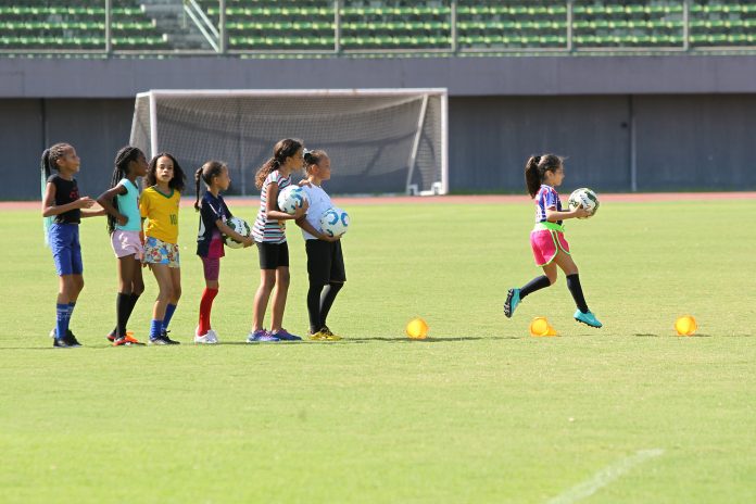 ‘Gol do Brasil’ vai oferecer aulas de futebol gratuitas a crianças e adolescentes, no Amazonas