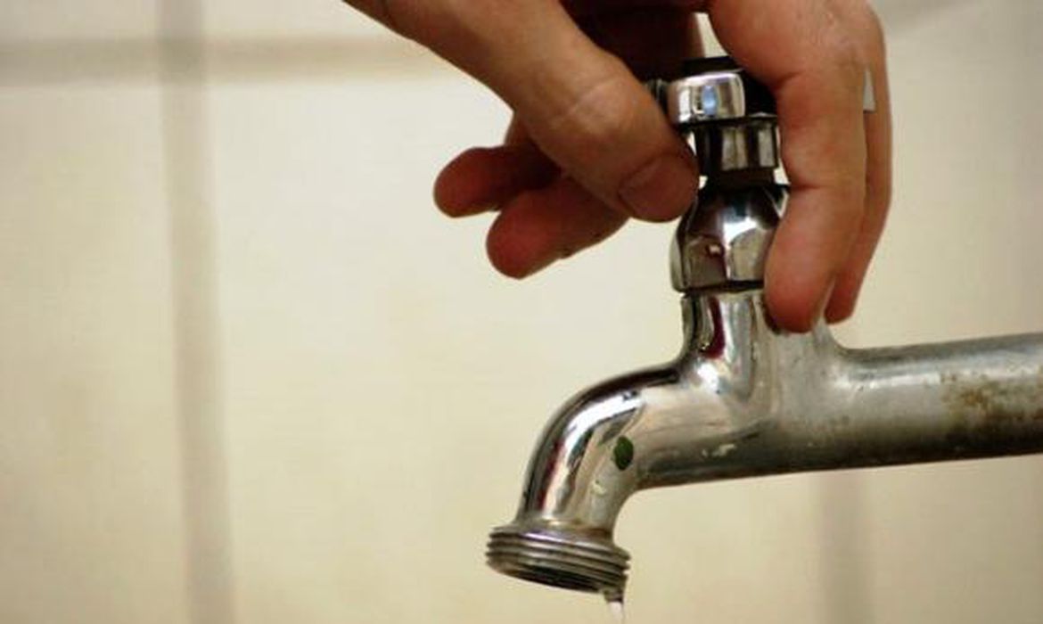Prefeitura volta a proibir cortes de água por falta de pagamento, em Manaus