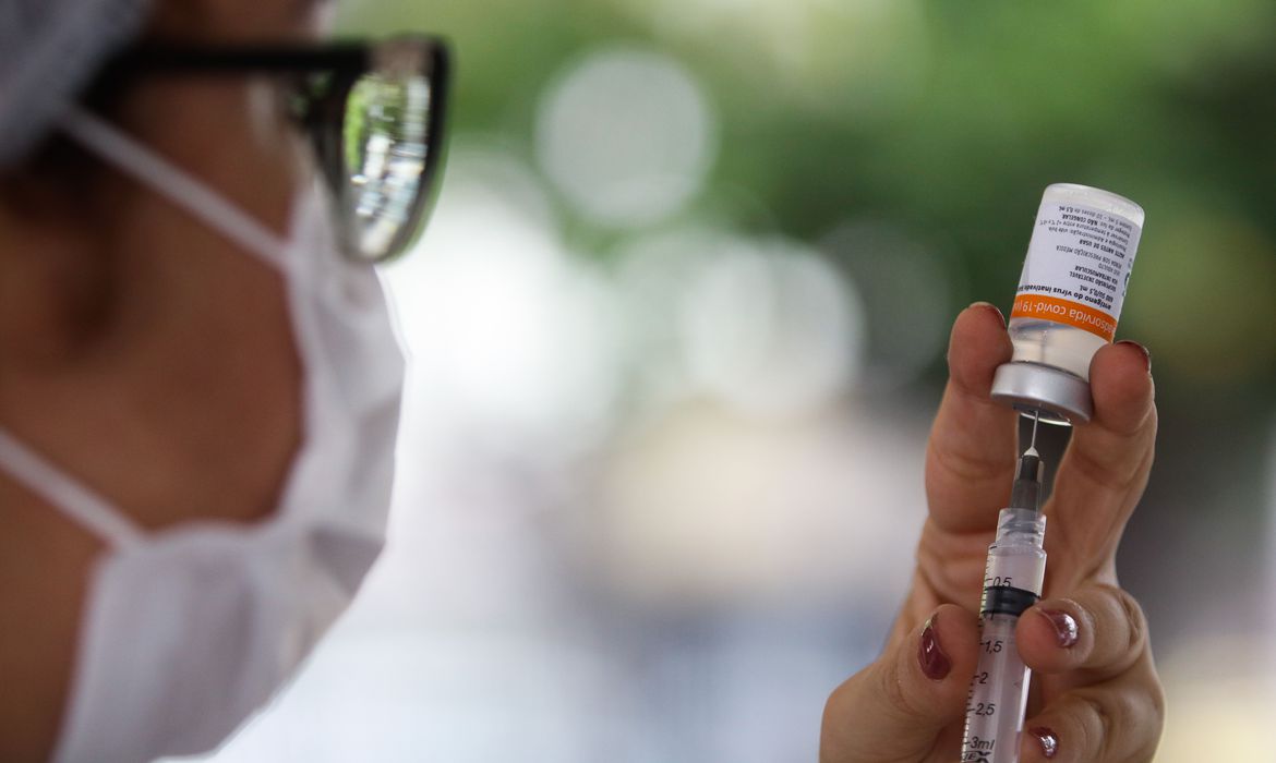 Vacinação para pessoas a partir de 28 anos começa nesta terça