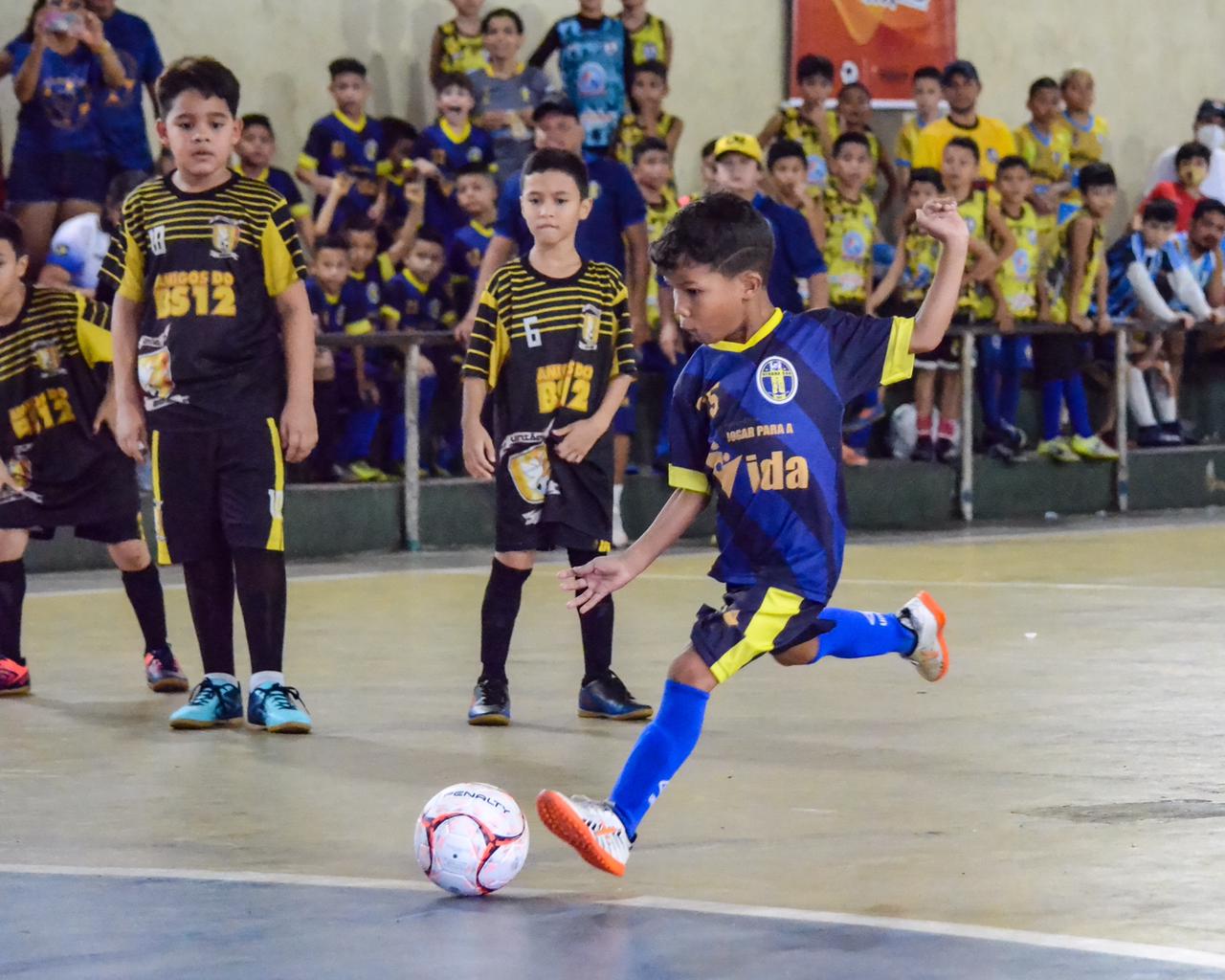 Torneio de futsal Explosão Kids Sub-10 reúne 120 crianças no Santa Luzia