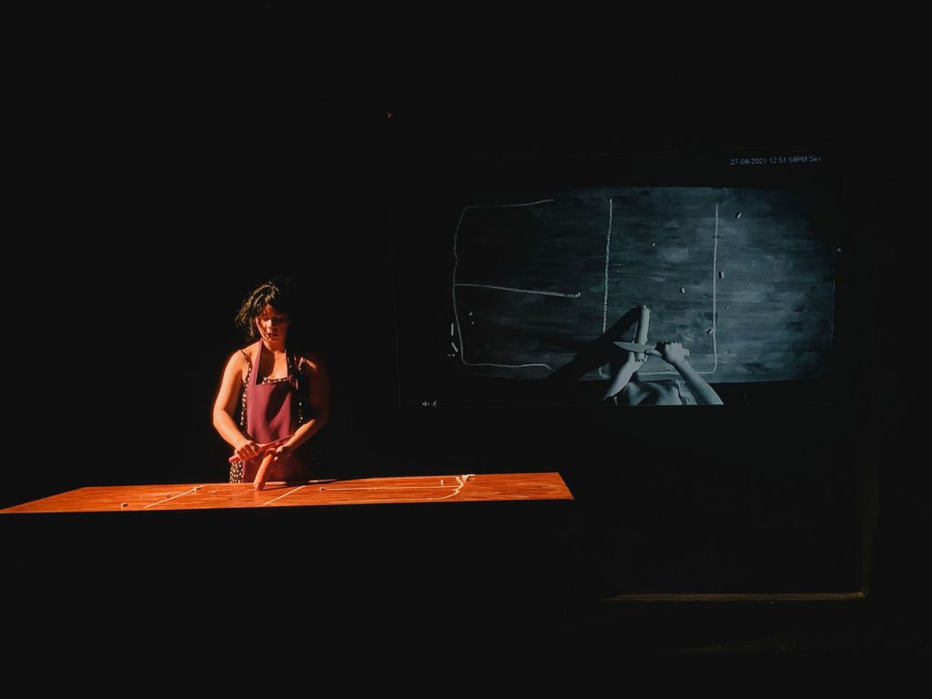 Carol Santa Ana estreia com solo ‘A Mulher que Desaprendeu a Dançar’ no Teatro da Instalação