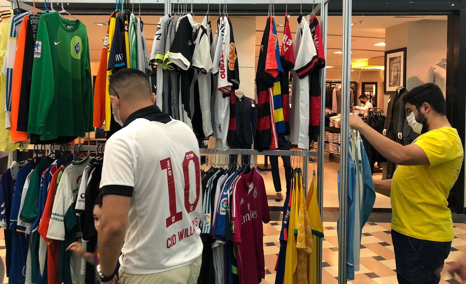 Paixão por camisas históricas reúne colecionadores em Manaus