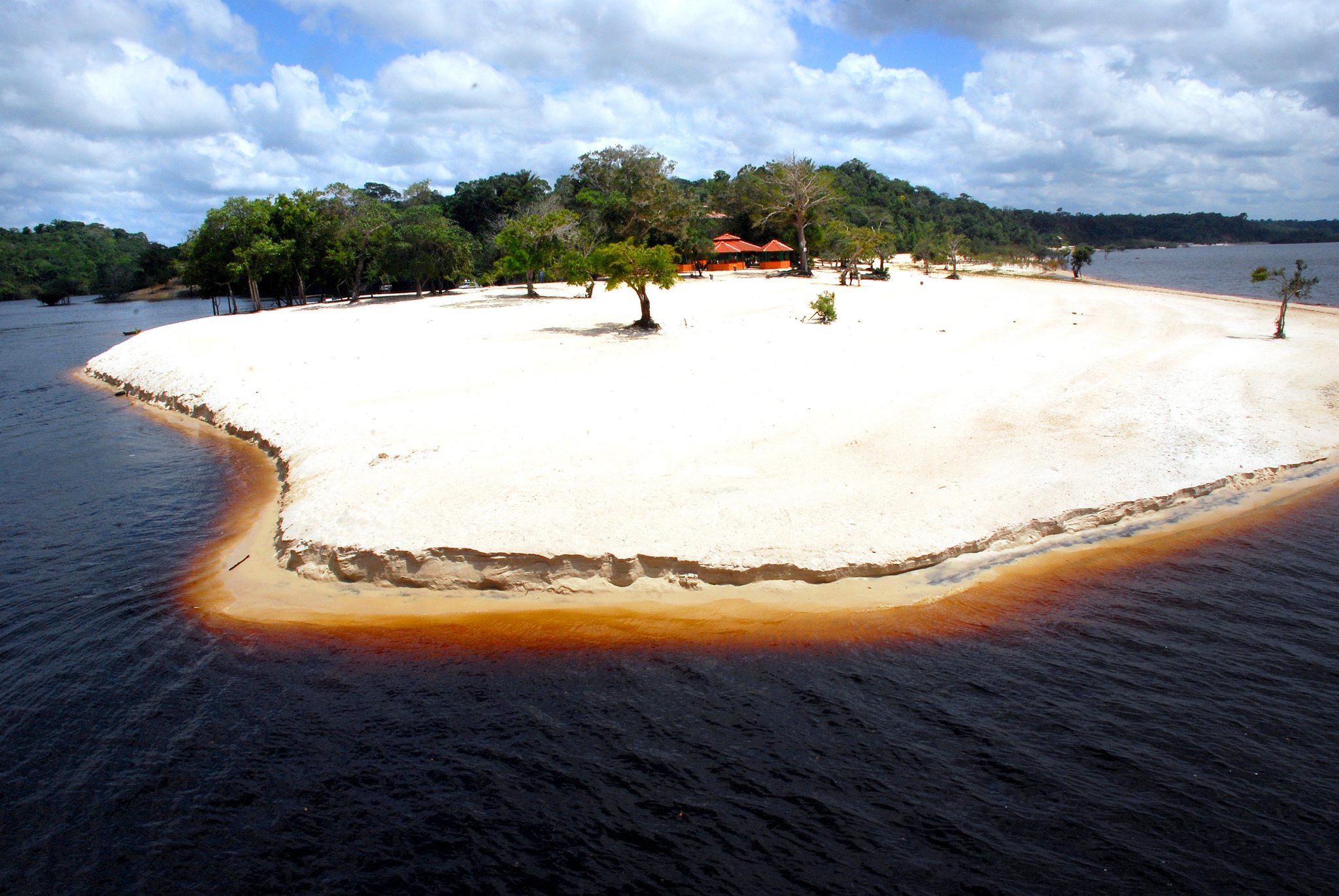Cinco praias para curtir o verão no Amazonas