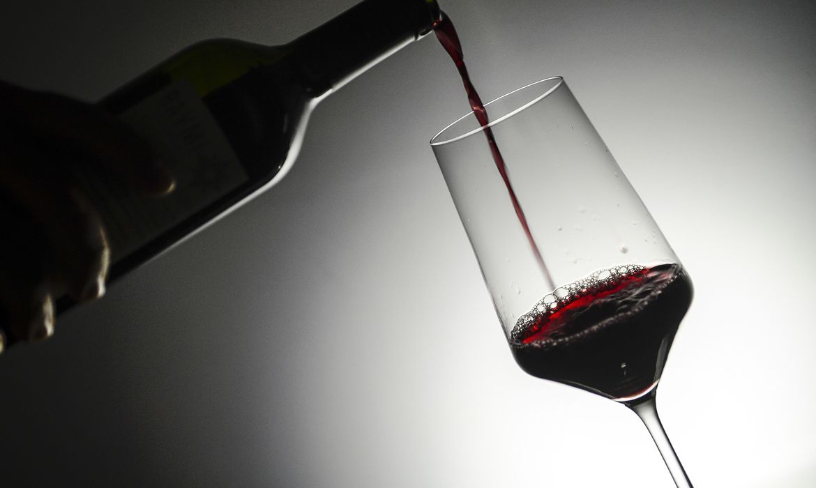 Beber vinho diariamente ajuda na prevenção de doenças do coração