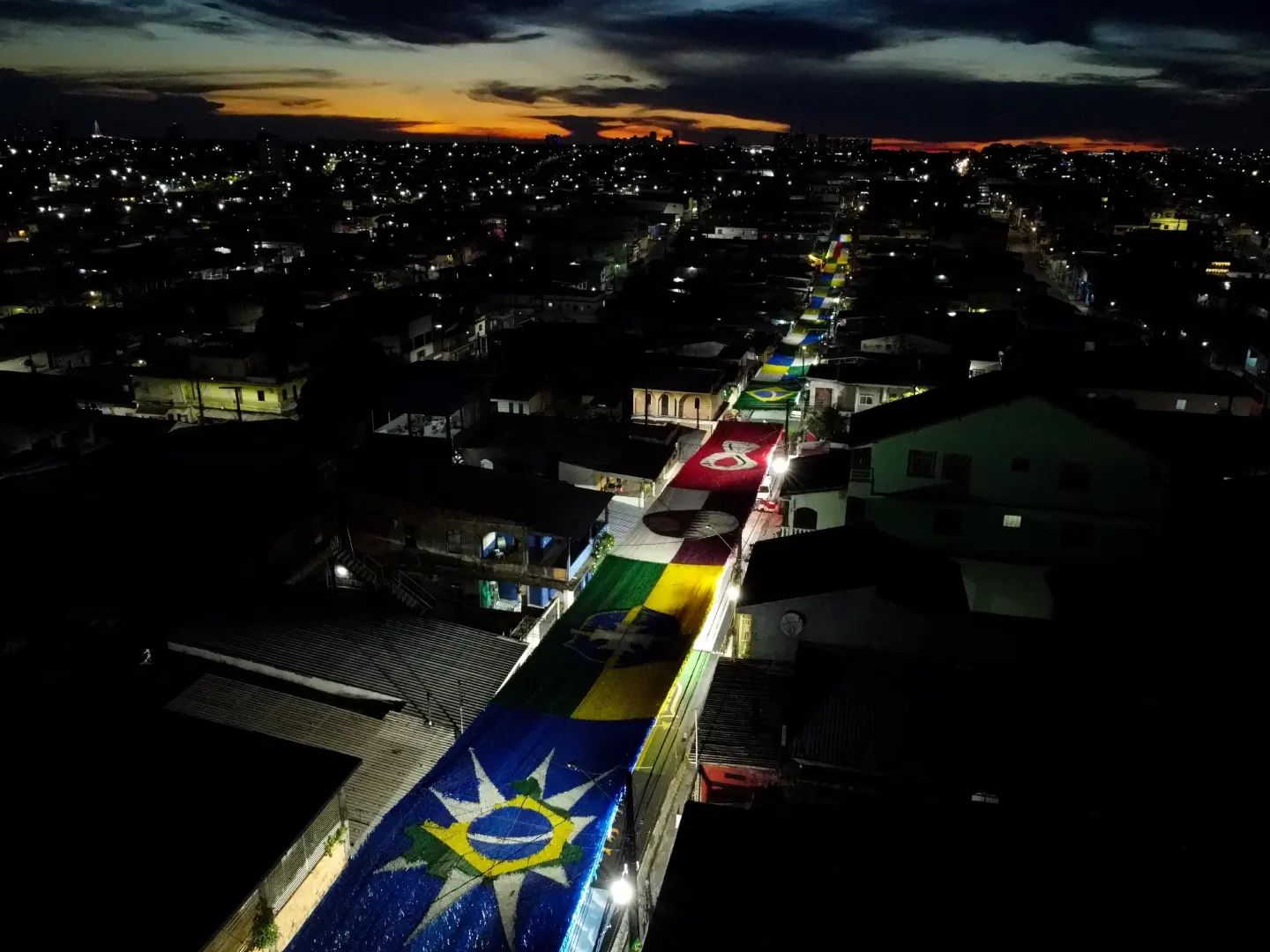 Rua em Manaus vira ponto turístico por conta da decoração para a Copa