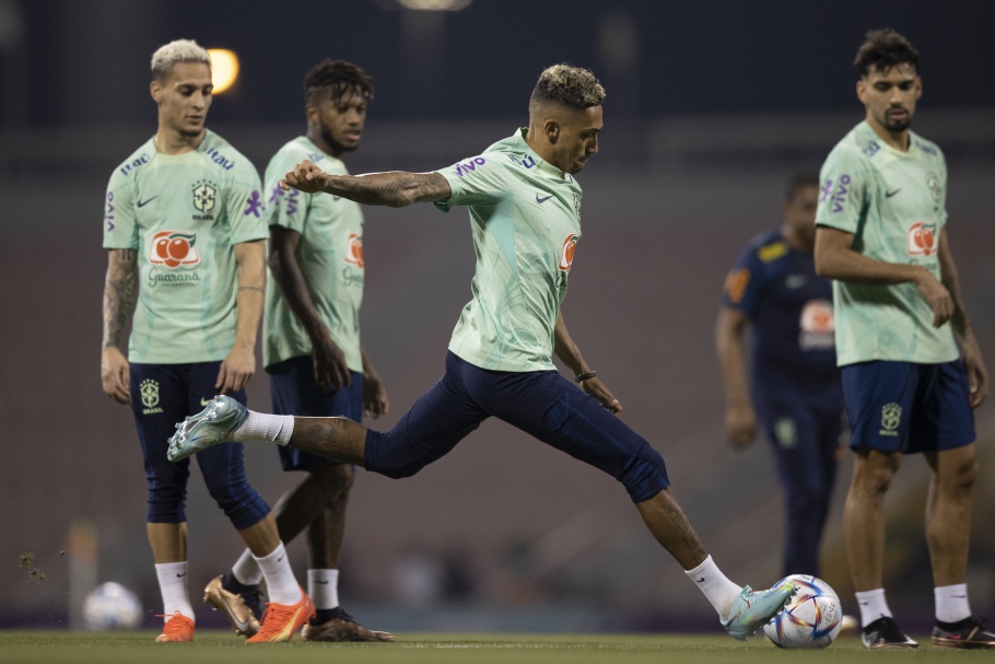 Seleção Brasileira faz o primeiro treino no Qatar para o jogo contra Sérvia
