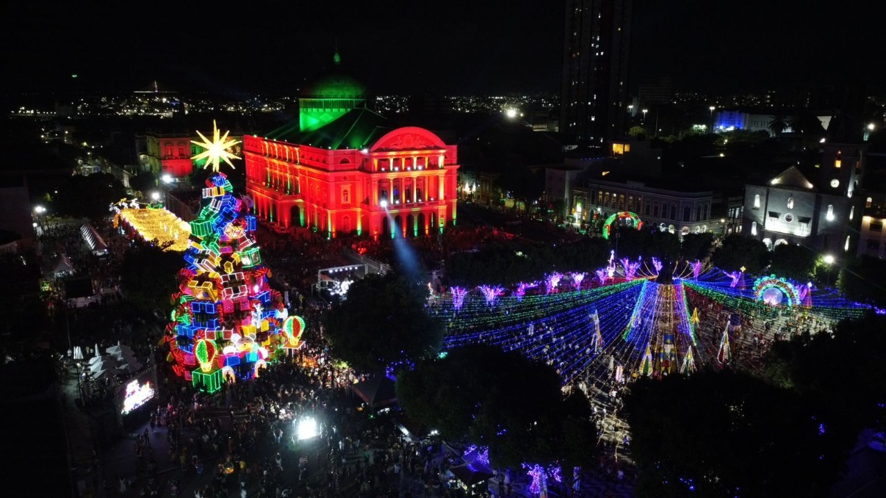 20 mil pessoas prestigiam árvore de Natal e chegada do Papai Noel