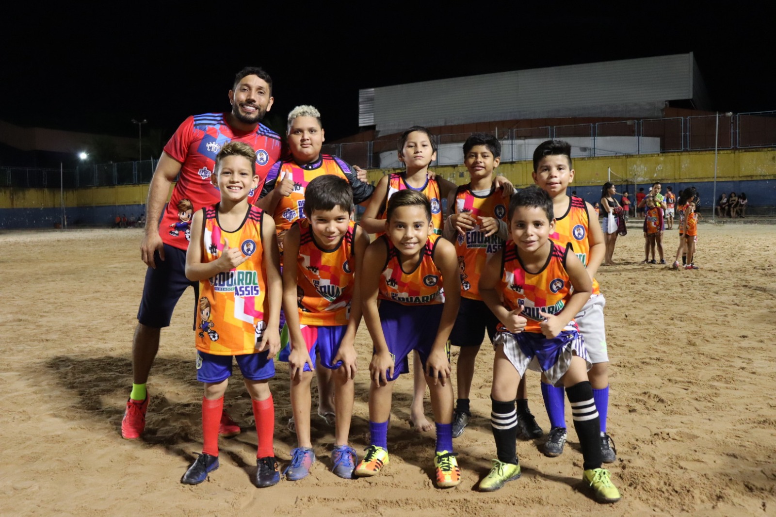 Escolinha de futebol atende projeto social com cerca de 700 crianças