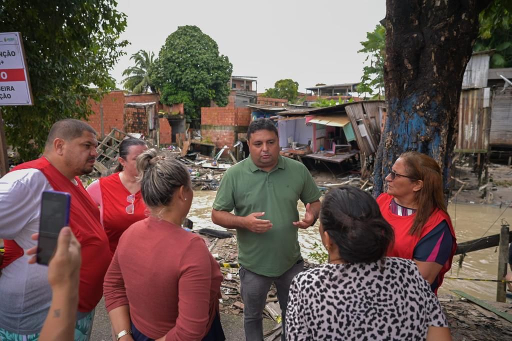 Caio André ouve demandas de famílias atingidas pelas chuvas