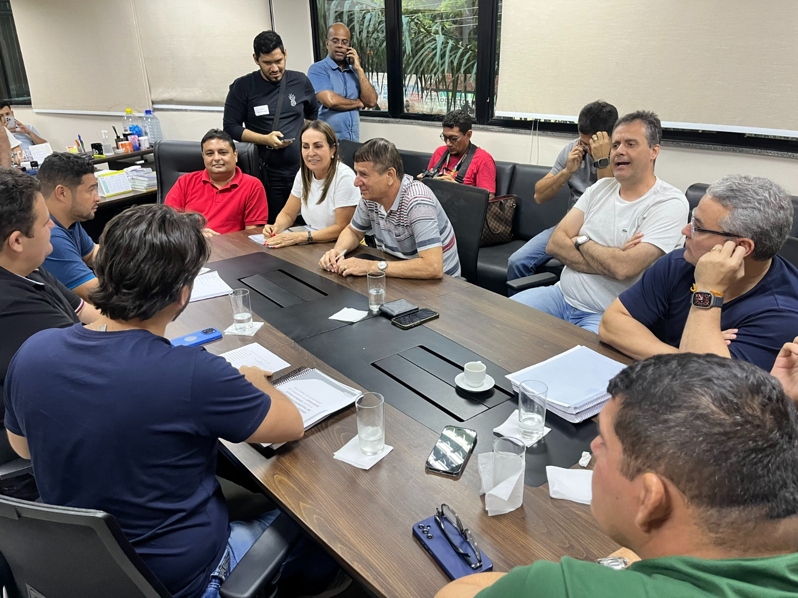 Vereadores entregam demandas das comunidades ao secretário de Obras de Manaus