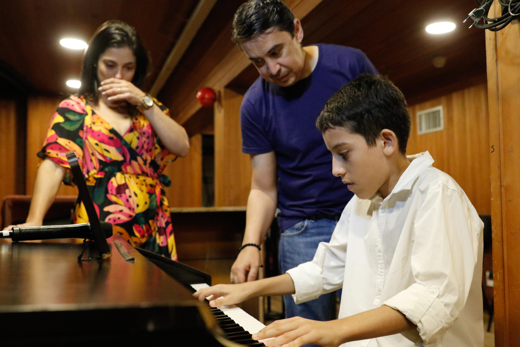 Aluno do Liceu realiza sonho de tocar piano no Teatro Amazonas