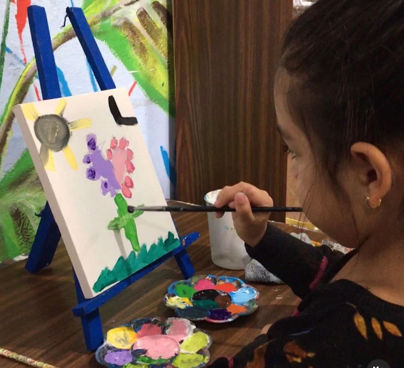 AteliRê promove oficina infantil para estimular pintura com tintas naturais