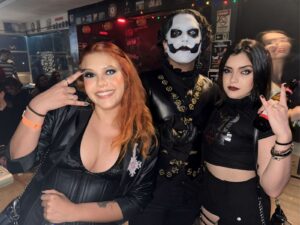 Fãs Thais Maciel e Luana Lima posam com Pedro Vader, integrante da banda Phasmo. Foto: Arquivo Pessoal