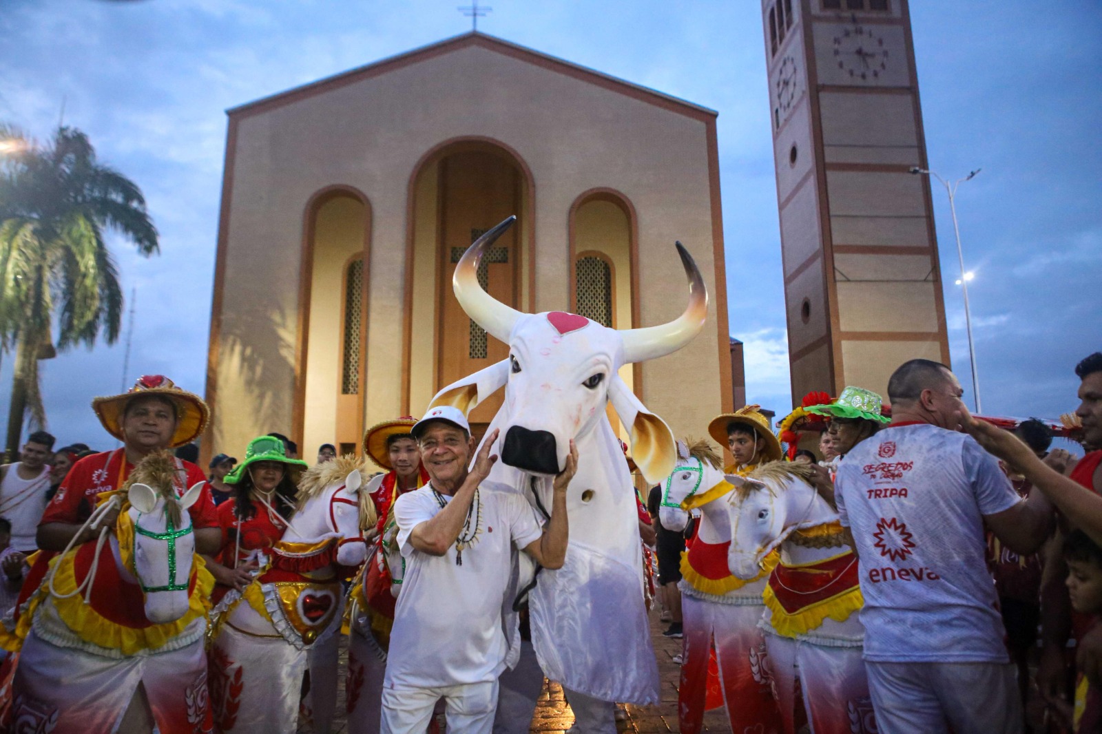 Vermelhou! Amor ao boi vermelho e branco conduz torcedores à tradicional Alvorada do Garantido, em Parintins