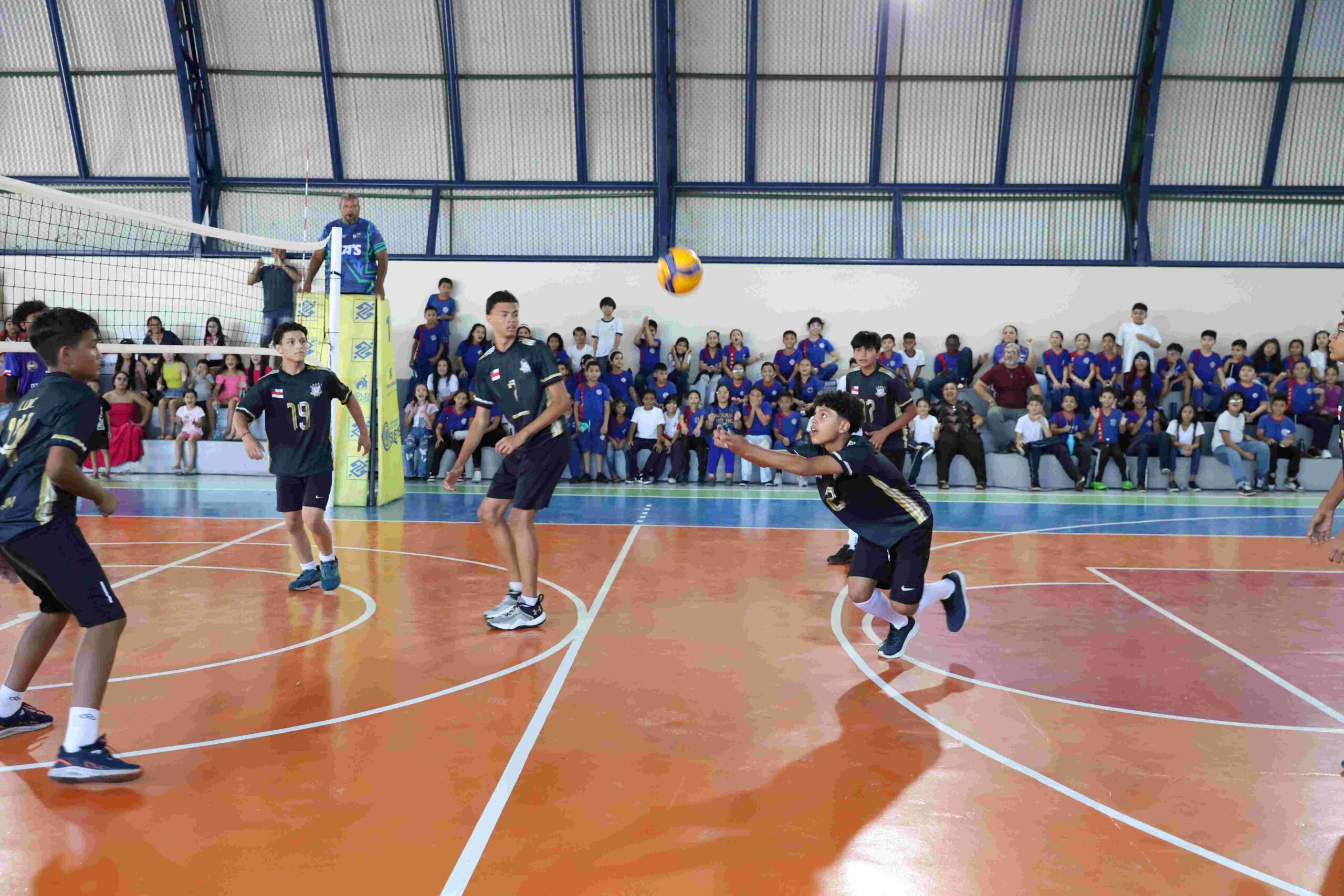 JEAs: jogo inaugura quadra da escola Humberto de Campos