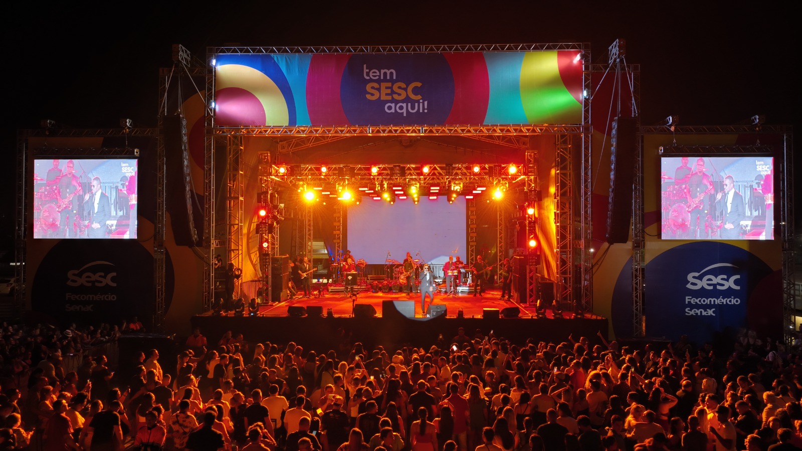 Grupo Revelação e Jeito Moleque se apresentam no aniversário do SESC, em Manaus