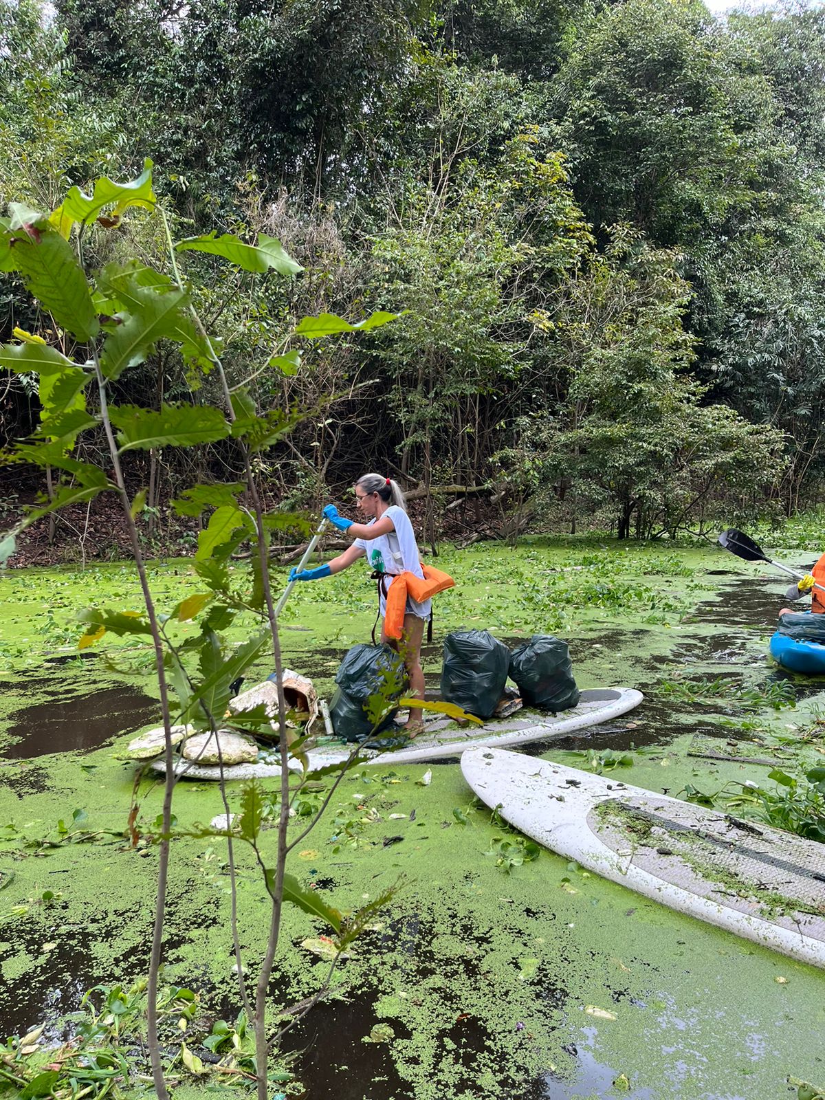 Voluntários do Remada Ambiental realizam ação de limpeza no rio Tarumã Açu; Saiba como participar